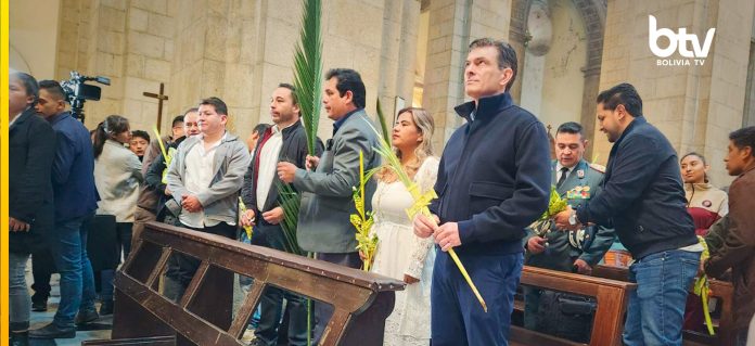 Este Domingo de Ramos, el presidente Rodrigo Paz asistió a la Catedral Metropolitana de La Paz para participar en la tradicional celebración litúrgica