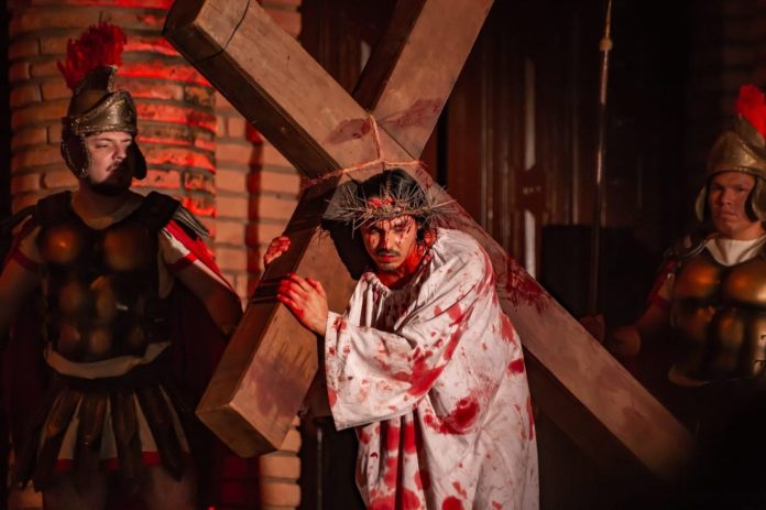El guión y dirección general está a cargo de Diego Paesano, quien también hizo el papel principal de Jesucristo