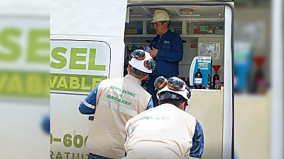 Especialistas de la ANH desplegaron una unidad de laboratorio móvil de última generación para realizar pruebas de calidad in situ, garantizando resultados inmediatos y certificados