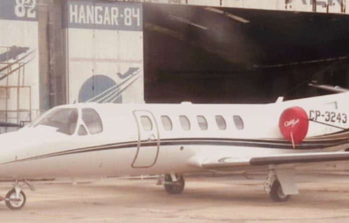 Las autoridades atribuyen los movimientos irregulares de la aeronave a una presunta despresurización. Se sospecha que la falta de oxígeno causó el desmayo de los dos pilotos, impidiéndoles mantener la comunicación con la torre de control y el mando del avión
