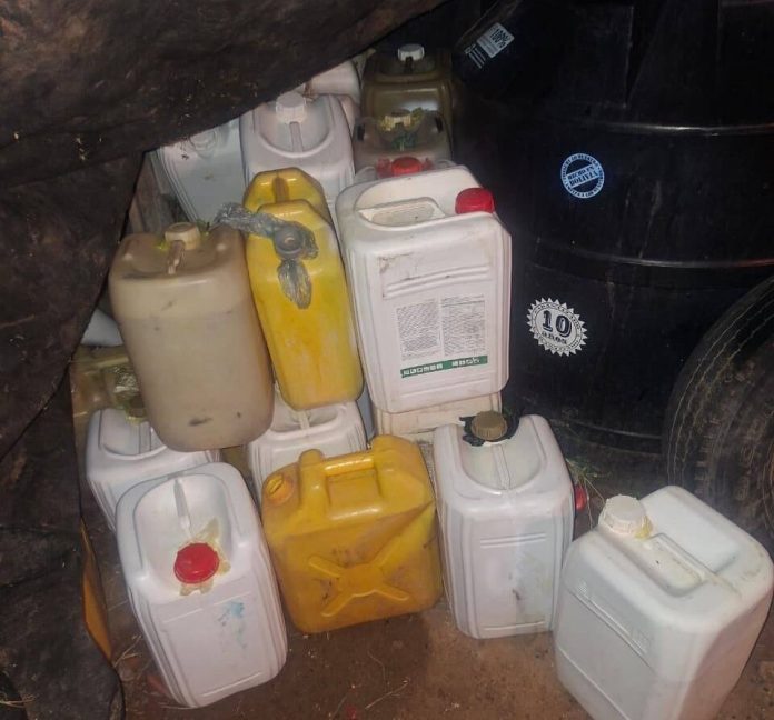 En un operativo sorpresa en Chuquisaca, la Policía secuestraron 10.000 litros de gasolina acopiada en bidones. Las autoridades aseguran que no bajarán la guardia contra el mercado negro de carburantes