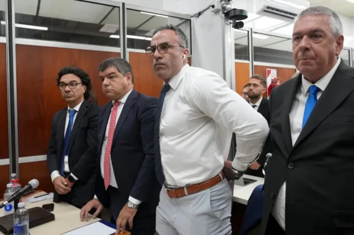 Junto a los principales señalados, otros cinco profesionales de la salud enfrentan cargos por homicidio simple con dolo eventual, una figura penal que sugiere que los acusados sabían del riesgo de muerte y, aun así, no actuaron para evitarlo