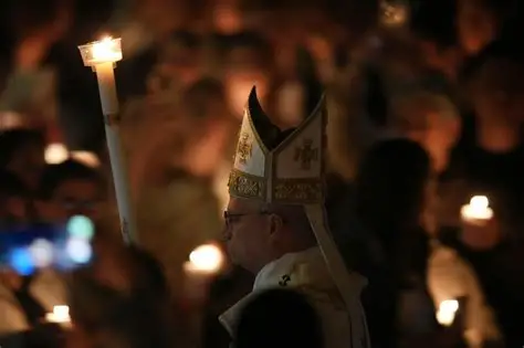 El Papa León XIV presidió su primera Vigilia Pascual en la Basílica de San Pedro del Vaticano, una ceremonia solemne que marcó el inicio de la Semana Santa