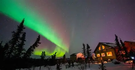 Una estela de luces verdes y violetas ilumina la noche en un área rural del norte de Minnesota, donde las condiciones atmosféricas permitieron una visibilidad óptima durante la madrugada del sábado