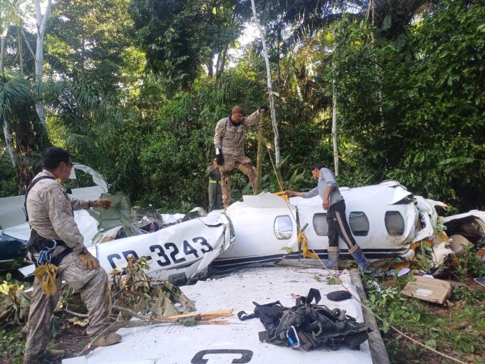 La violencia del impacto en la zona selvática fue tal que la aeronave quedó completamente partida en dos secciones, con la cabina severamente dañada y los restos esparcidos entre la densa vegetación del Tipnis