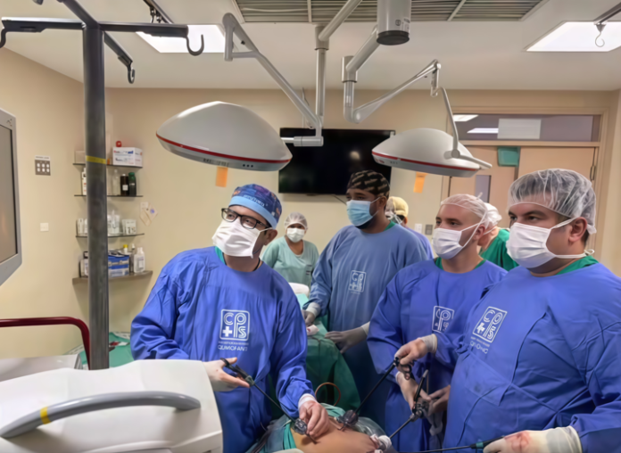 Integrantes del equipo quirúrgico y autoridades de salud durante el anuncio de los resultados del primer trasplante renal gratuito realizado en el departamento cruceño