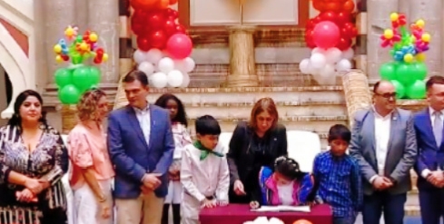 El presidente Rodrigo Paz y la primera dama María Elena Urquidi durante el acto en el Palacio de Gobierno, donde se ratificó la agenda “Bolivia con la niñez” y se presentaron nuevas normativas de protección infantil