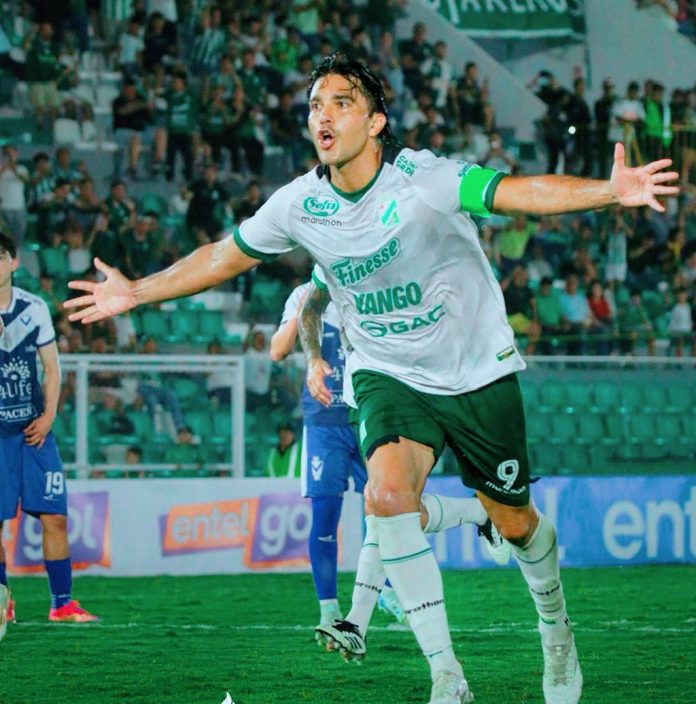 Martins marcó los dos goles de Oriente contra GV San José. Cuestionó que el DT ignorara la necesidad de un 
