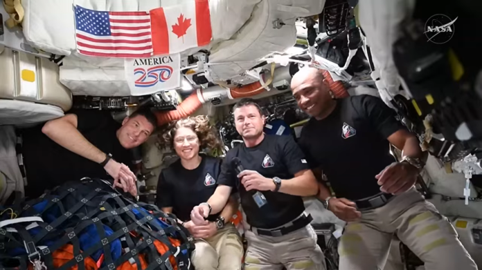 La cápsula Orión, con los astronautas Reid Wiseman, Christina Koch, Victor Glover y Jeremy Hansen a bordo, tiene programado su amerizaje para la tarde de este viernes