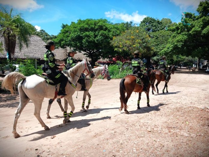 La Policía Montada refuerza la seguridad en las Cabañas del Río Piraí y en el cordón ecológico, garantizando un entorno seguro para el turismo y la gastronomía en esta zona tradicional