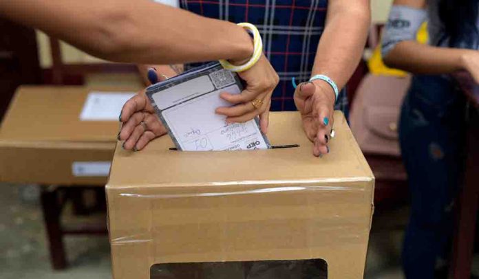 Las mesas en Santa Cruz iniciaron sus actividades sin retrasos, marcando el comienzo de una jornada electoral que destaca por la organización y la masiva asistencia temprana de los votantes