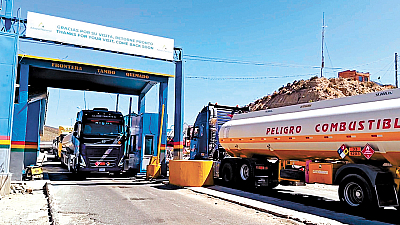 A través de un operativo logístico reforzado, YPFB garantiza la restitución gradual del combustible en las estaciones de servicio de La Paz, El Alto y provincias