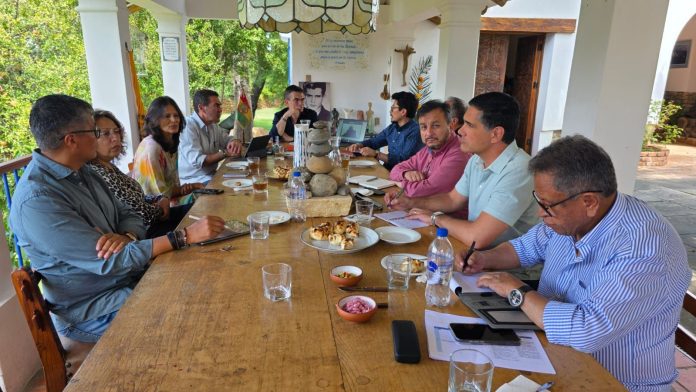 A través de sus redes sociales, el mandatario compartió imágenes del encuentro presencial y virtual que sostuvo el fin de semana con su gabinete