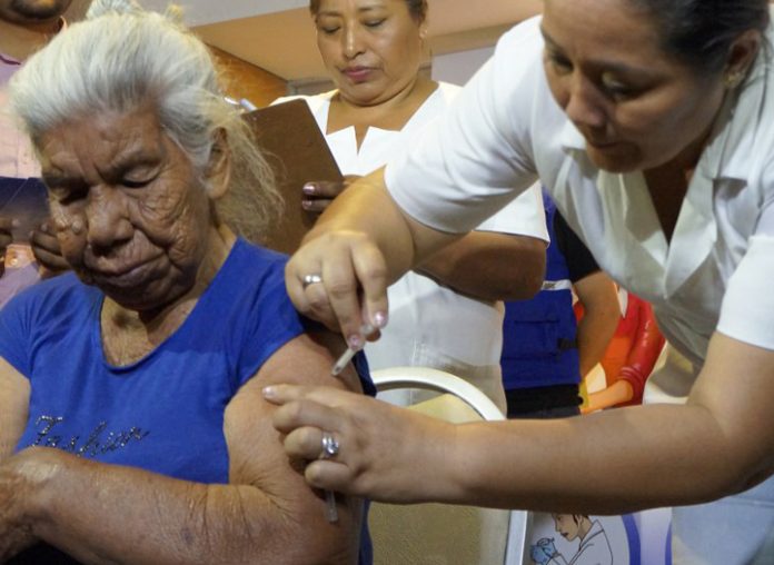 Las autoridades sanitarias instan a los grupos de riesgo a acudir de inmediato a los centros de salud donde la vacunación es completamente gratuita
