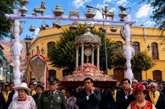 Miles de fieles participan en Corpus Christi en Bolivia